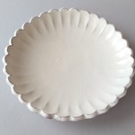 輪花皿　（粉引 14cm)