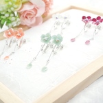 揺れる花びらのイヤリング