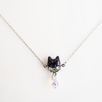 プティ◇ペリドット◇しずくスワロが揺れるペンダント(黒猫)