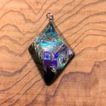 虹の結晶  ブラックラティス菱形 曲面+平面 ペンダント