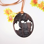 紅葉と鹿の彫刻ペンダント（黒檀材）