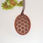 麻柄の彫刻ペンダント（桜材）