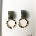 グレー×ツイストフープ ピアス・樹脂ピアス・イヤリング