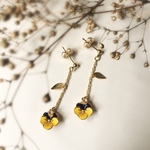 Autumn Sale!!!!🍁受注製作🍁可愛いビオラチャームのピアス・イヤリング