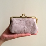 大人な刺繍　ローズベージュ がま口ポーチ　マチありがま口　 コスメポーチ   化粧ポーチ　刺繍生地 メイクポーチ