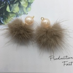 揺れる  ファーとパールのピアス／イヤリング／樹脂