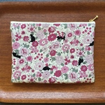 花と黒猫のポーチ