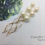 パールと揺れるゴールドチャームのピアス／イヤリング ／樹脂