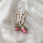 薔薇×ゴールドパーツ 揺れて可愛い上品ピアス