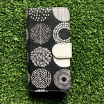 手帳型iPhoneケース　北欧風ドット花黒