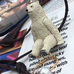 忙し過ぎて一瞬魂が抜けてるシロクマ王のメガネキーパーにもなるネックレス