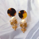  べっ甲の  蜂 ピアス   揺れる    こぶりピアス