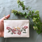 ローズヒップ刺繍のポーチ