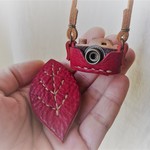 ♪秋のお出かけに♪カメラネックレスと葉っぱのブローチ赤の2点セット＊かわいい＊プレゼントにも＊