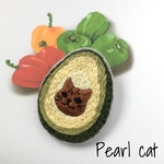 ニャボカドの刺繍ブローチ