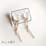 ホワイト×結びチャーム ピアス/イヤリング/サージカルステンレス
