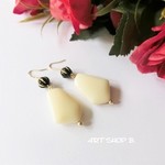 【感謝価格】秋冬ベイクドカラーを楽しむ*不規則ペンタゴンのカラーレトロピアス【モノトーンオフホワイト】