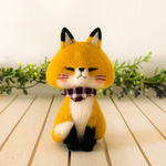 羊毛フェルト　おすわりきつねさん(紫バンダナ)
