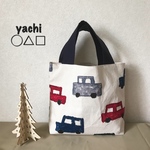 可愛い色使いのboo boo柄の大きなバッグ🚗車トート 