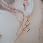 二つのスクエアピアス