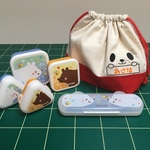 y様専用お弁当箱  給食袋 名前入れ無料♫ ひょっこりパンダ×赤 巾着袋 サイズ マチ有 裏地付    