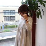 【Mサイズ】ゆるふわダブルガーゼで魅せる、ゆったり胸元切り替えギャザーワンピース（ペールグレー）