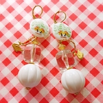ya0317さま専用🍄ガラスボタンの耳飾り🍄白とキノコ♡ピアス／イヤリング
