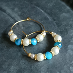 青と白のフープピアス