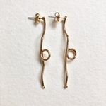 【2個】デザインロングゴールドピアス   