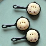 黒スキレットにはまったしまえながちゃん ブローチ
