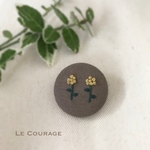 小さな花の刺繍ブローチ(黄・茶)