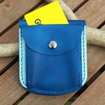 革の二つ折り財布