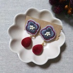 小花の刺繍ピアス（グレーレッドドロップ） 