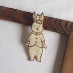 カフェタイムなうさぎさんのシンプル刺繍ブローチ