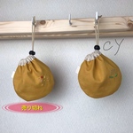 丸い小さな巾着 刺繍入り
