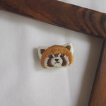 得意気なレッサーパンダさんのフェイス刺繍ブローチ