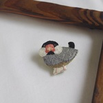 気になるものを発見した桜文鳥さんの刺繍ブローチ