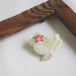 気になるものを発見した白文鳥さんの刺繍ブローチ
