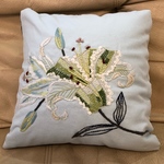 ユリの手刺繍ミニクッション