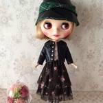 ブライス人形・リカちゃん人形のハンドメイド洋服＊合皮ジャケット＆黒色花柄のスカート＆綿レースのインナー