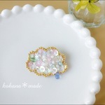 ビーズ刺繍の雨雲のブローチ