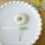 丸い花の刺繍ブローチ　生成り×緑