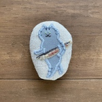 手刺繍リネンブローチ（盗んだ焼きサンマと歩き出す猫）