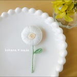 丸い花の刺繍ブローチ　白×白