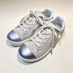 とっても軽くて楽ちん！スエード調バイカラースニーカー (アイボリー x シルバー)