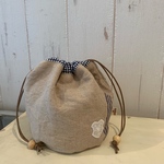 アンティークリネンの丸底巾着ポーチ イニシャルモチーフ付き 青ライン