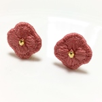 くすみピンクの刺繍のお花イヤリング