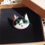 猫の七宝焼きブローチ　「白黒ちゃん」