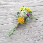 小さな春の野の花のブーケコサージュ