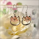 揺れるベルフラワーの猫ピアス（ピンクベージュ）
